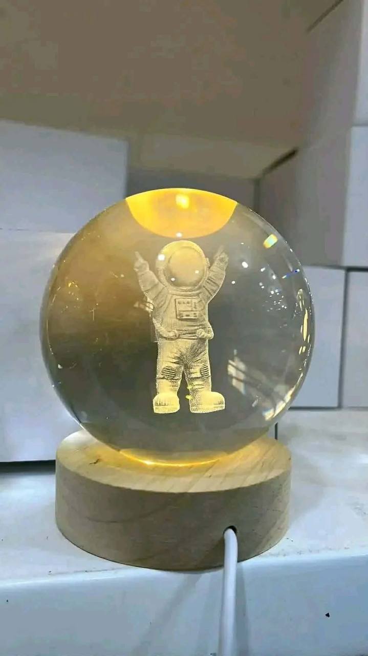 الكرة الكريستالية المضيئة